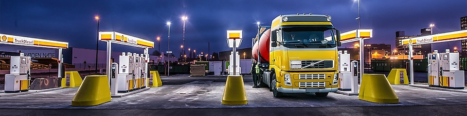 Shell station dans la nuit