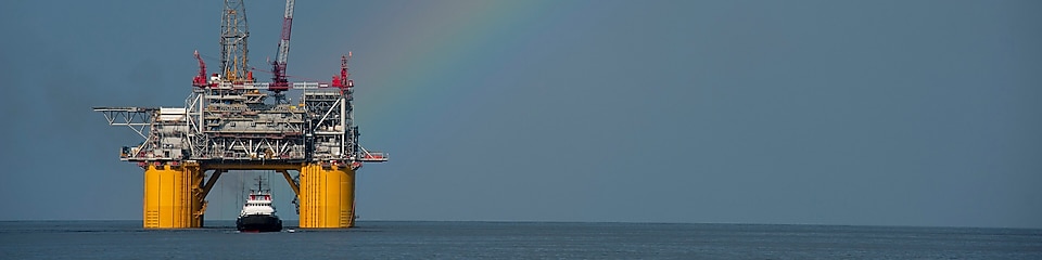 Plate-forme Mars&nbsp;B, dans le golfe du Mexique, avec un arc-en-ciel en arrière-plan