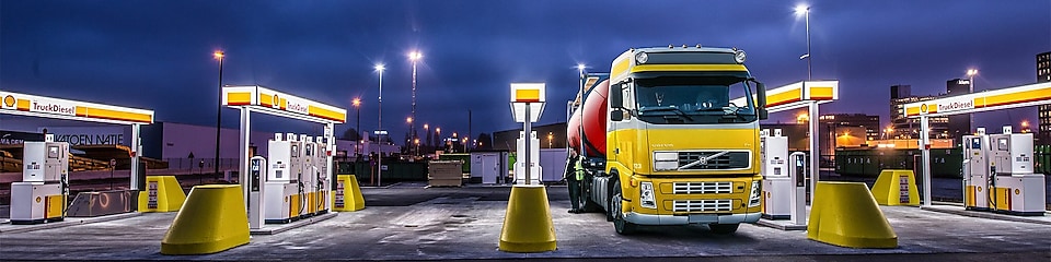 Shell station in België bij avond