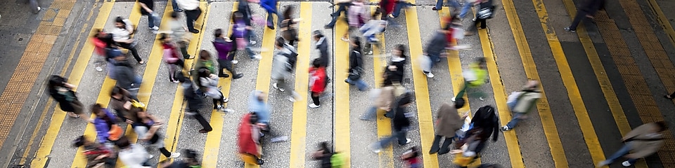 Mensen op een drukke oversteekplaats in Hongkong