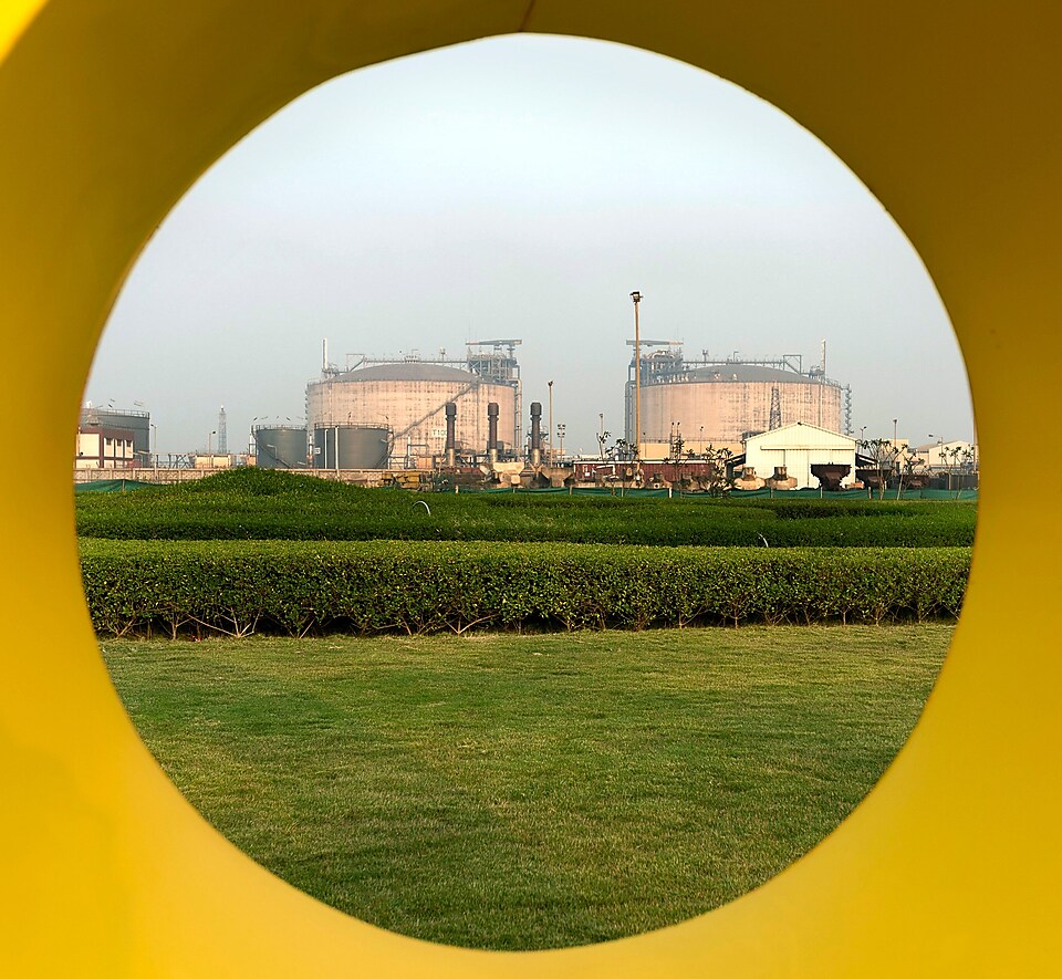 Fotoproject India, Nederland, 2014 - LNG-tanks Hazira